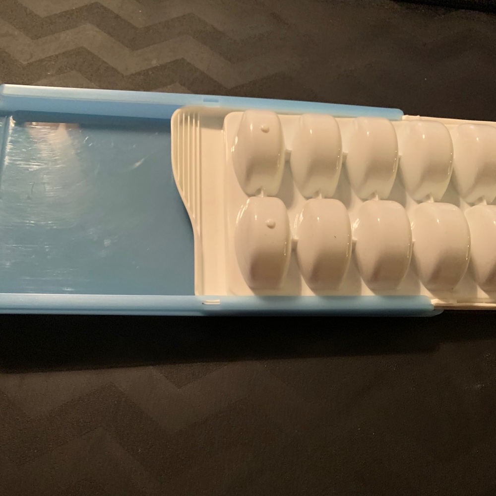 Three Ice Trays with Lids - Picture 4 of 6